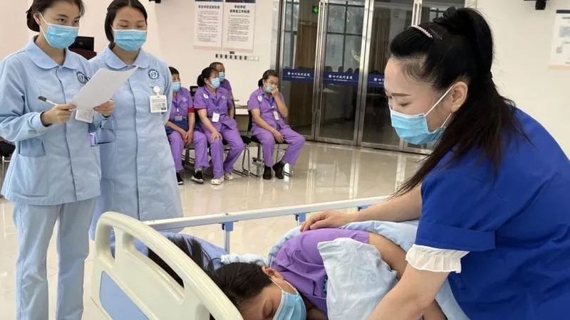 高端养老护理院加盟，如何把握标准与趋势？**
